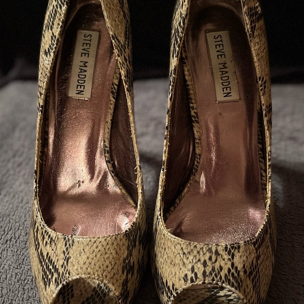 Steve Madden size 9 peep toe snake skin heels - Picture 5 of 7